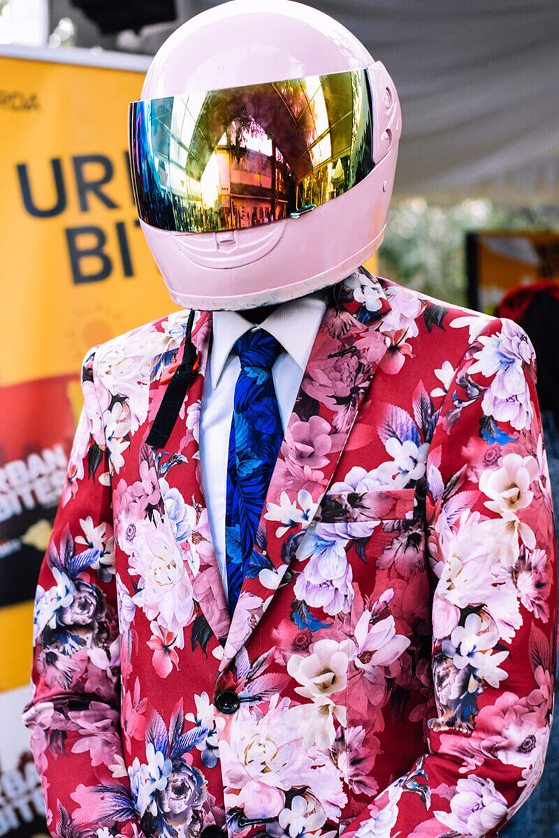 Blommig kostym MC-förare